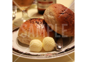 サイパンのホテルの料理 こんがり焼けたパンとバターのお皿