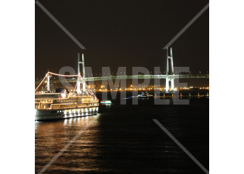 神奈川県 横浜港 クルーズ船ロイヤルウィングと横浜ベイブリッジが見える夜景