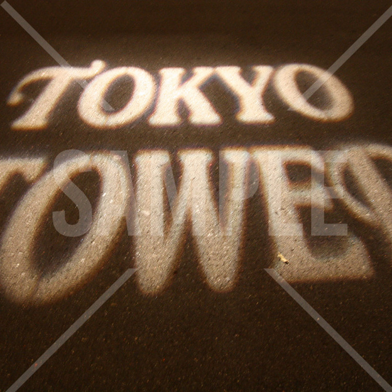 東京タワーのライトアップ 地面に照射されたロゴ