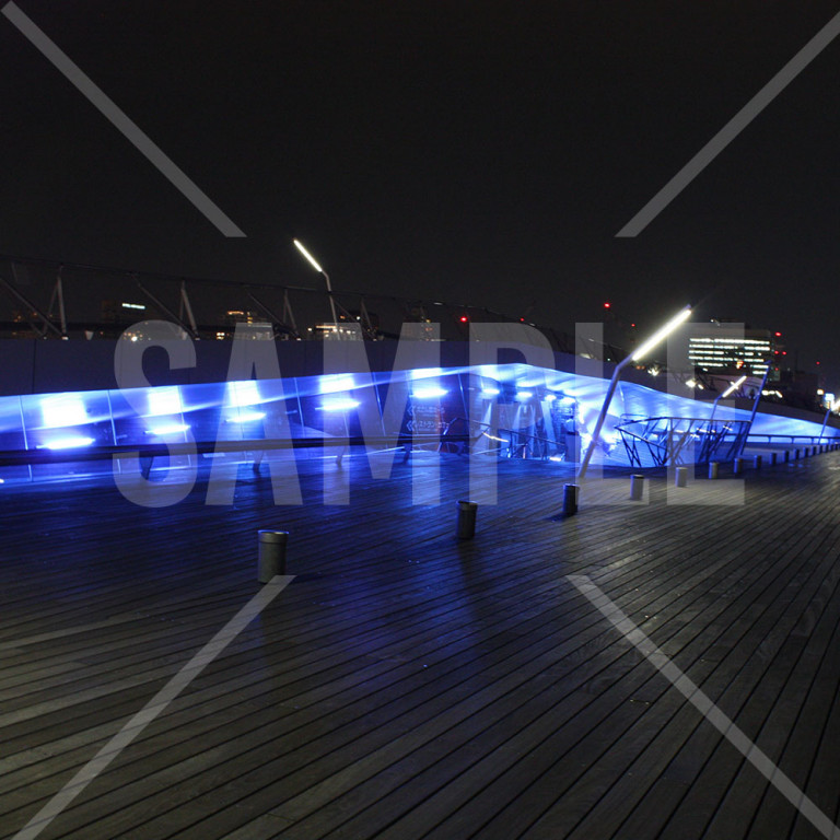 神奈川県 横浜 夜にライトアップされた大さん橋のデッキ