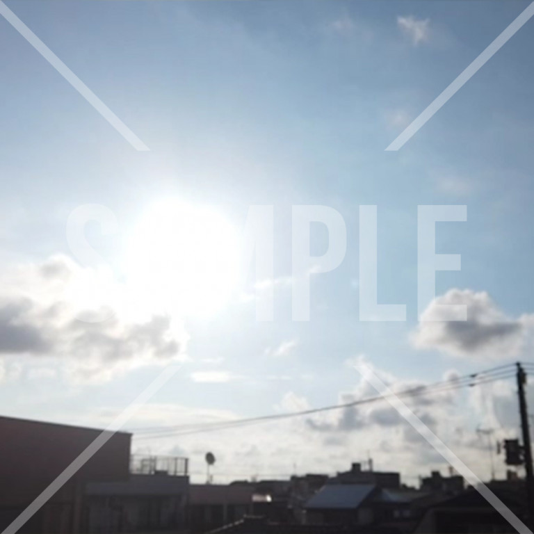 真夏の太陽と入道雲のタイムラプス動画