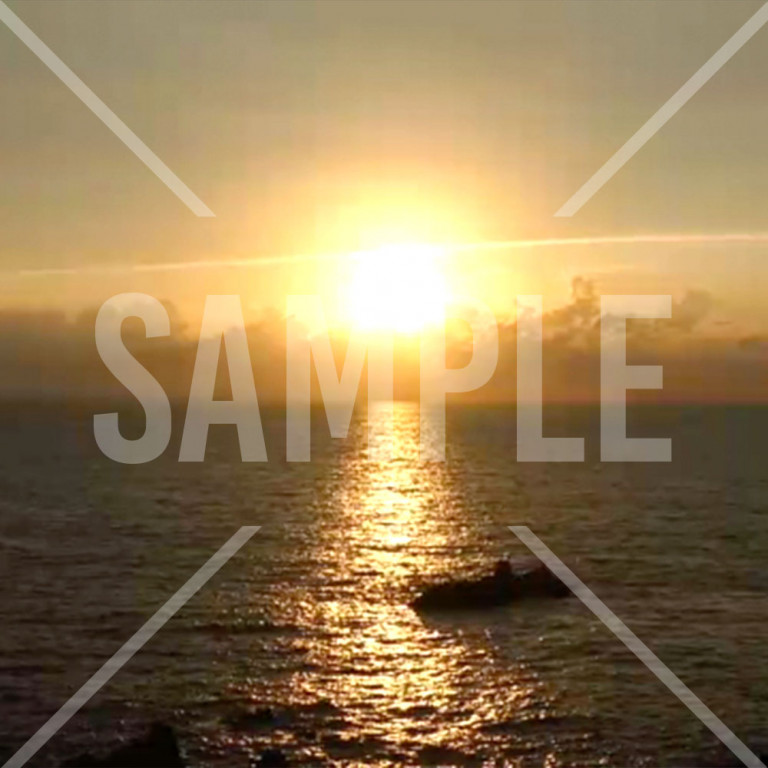海に沈む夕陽とキラキラ輝く海面 江ノ島