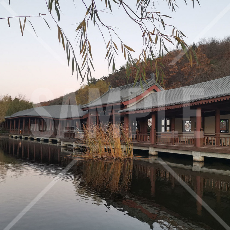 中国 大連（Dalian） 横山寺の夕暮れ 川に映る横山寺の建物