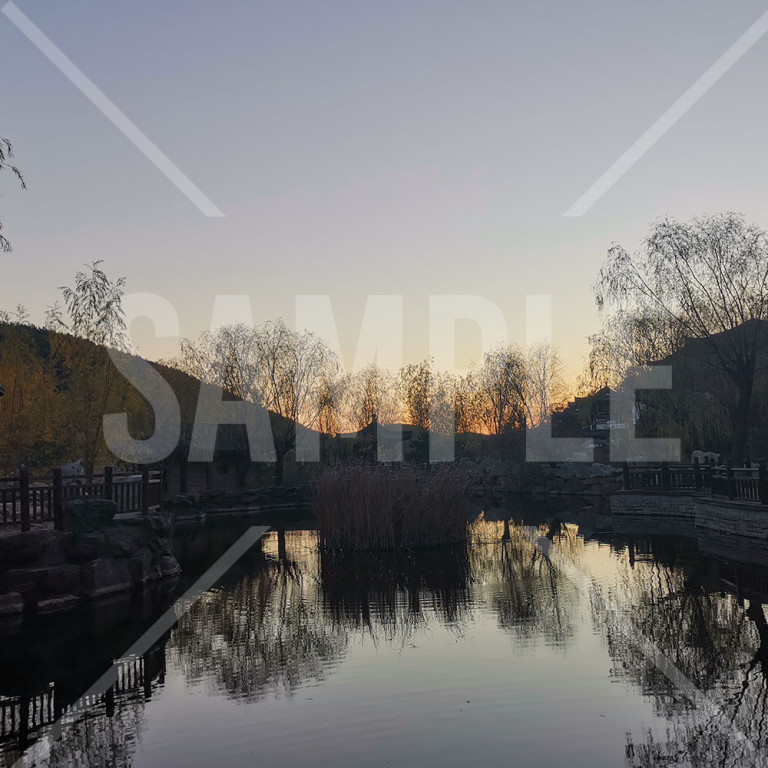 中国 大連（Dalian） 横山寺の夕暮れ 水面に映る横山寺の風景