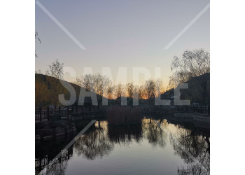 中国 大連（Dalian） 横山寺の夕暮れ 水面に映る横山寺の風景