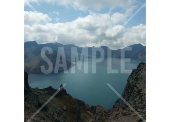 中国 長白山の山頂にあるカルデラ湖 天地 青空と湖面
