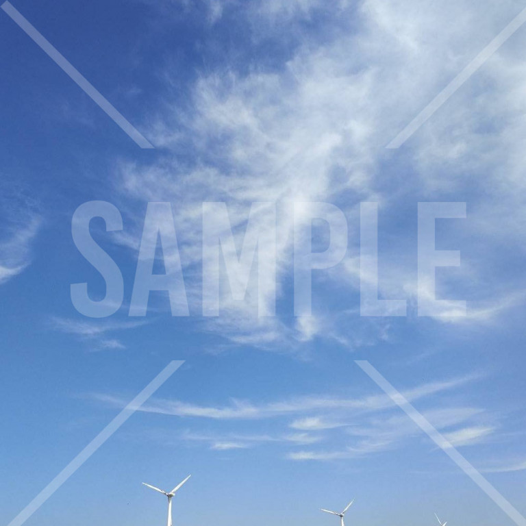 青い夏空と白い雲 広い空と草原に立つたくさんの白い風車