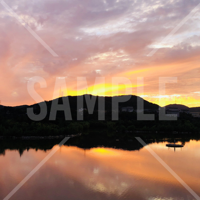 金色に輝く夕陽 湖 大連（Dalian） 西山湖 西山湖公園
