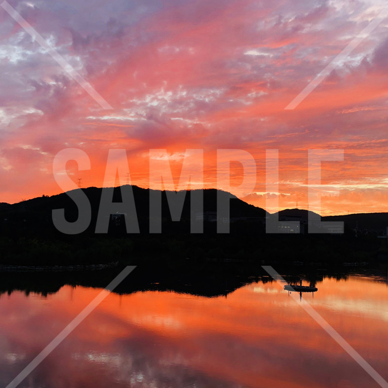 赤く輝く夕陽 湖 大連（Dalian）西山湖 西山湖公園