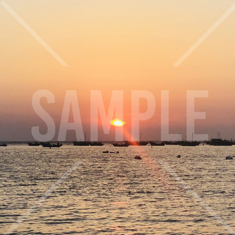 海の夕陽と船