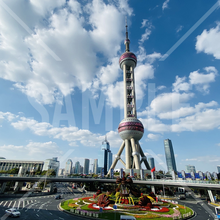 中国 上海(Shanghai)東方明珠テレビタワー青空と雲