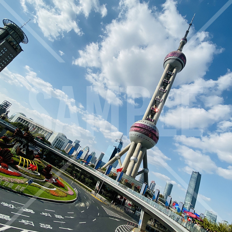 中国 上海(Shanghai)東方明珠テレビタワー青空と雲と路面