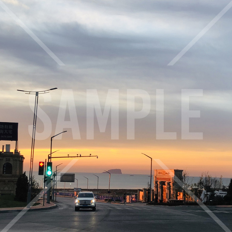 中国 大連(Dalian)高新園区交差点の夕日と海