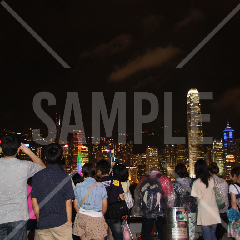 香港 香港の夜景を見に集まっている人々 ピークタワースカイテラス