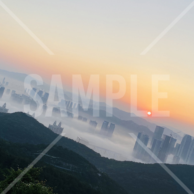 中国 大連(Dalian)霧の中の町と夕焼け