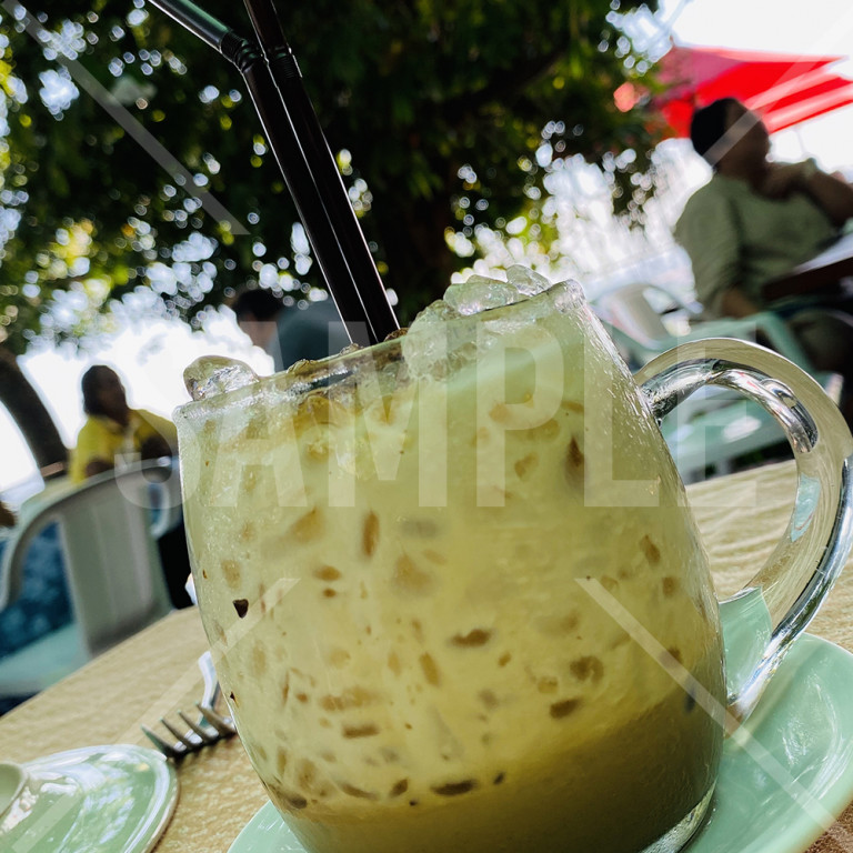 タイの喫茶店 テラス席とアイスコーヒー